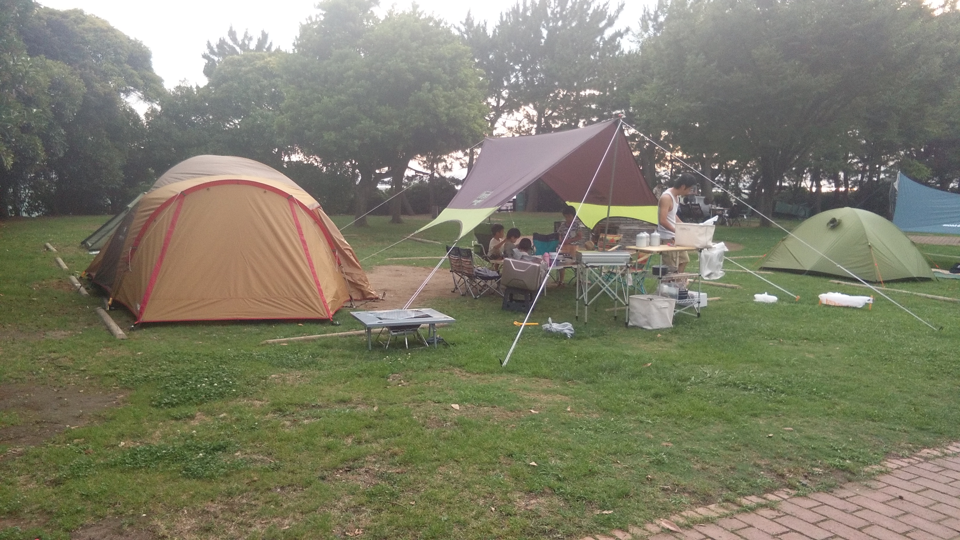 Japanese way of camping - bring your own house