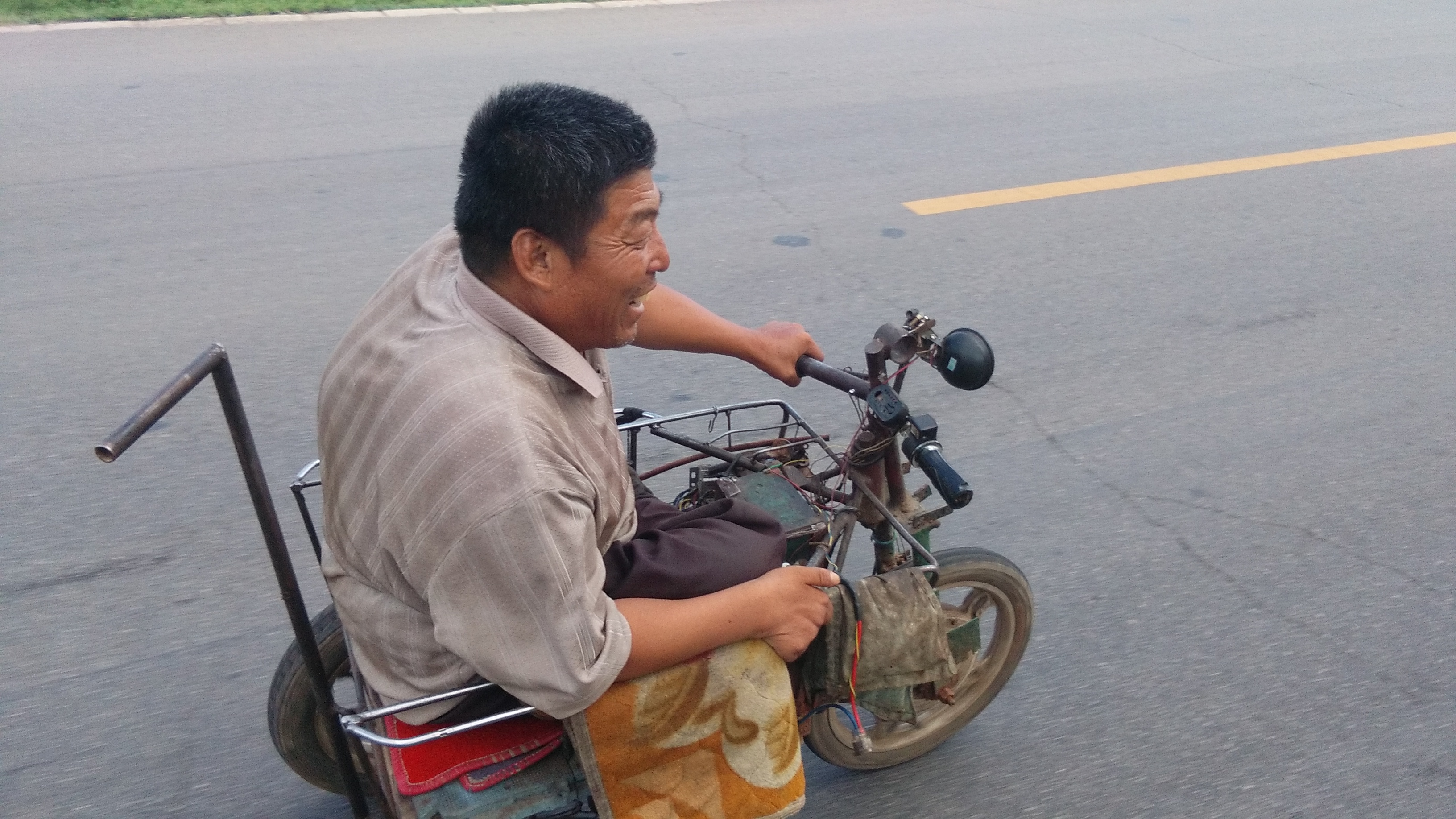 A guy in his home-made e-wheelchair had fun racing me going 35 km/h